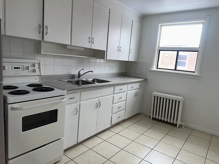 2128 Harris Cres #10 — Photo 3