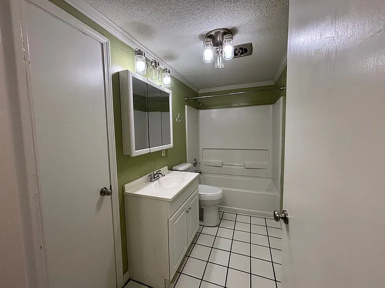 310 W Chestnut St — Photo 5