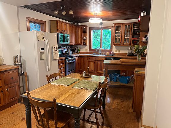 Kitchen with spacious seating are
(not all furnishings included)