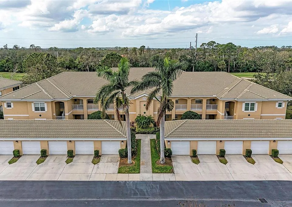 6326 Grand Oak Cir #203