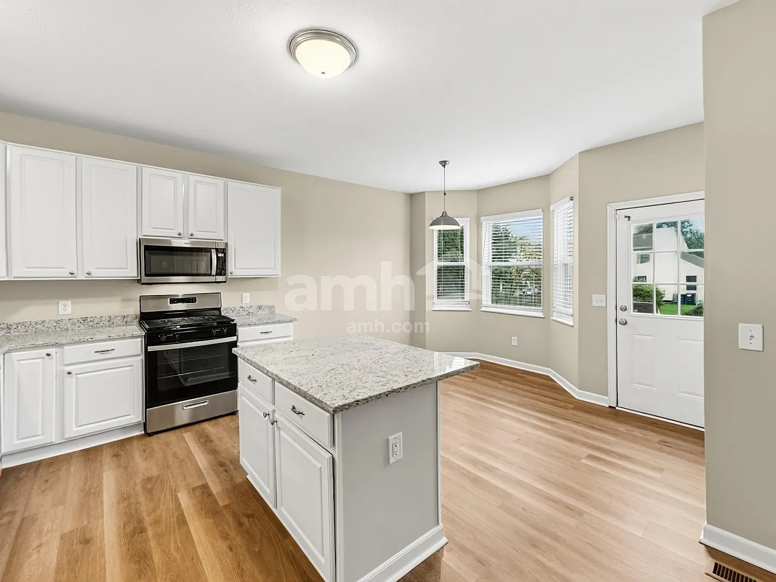 3 bed, 2.5 bath, 1844 sqft, $2,410 — Photo 4