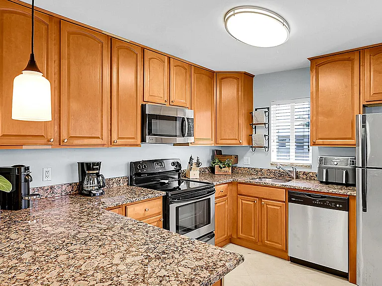 410 SW 15th St #206 — Photo 9