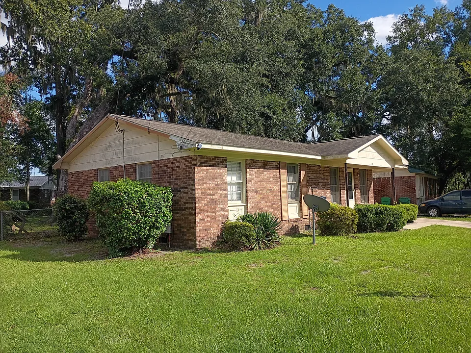 1811 Claudia Cir