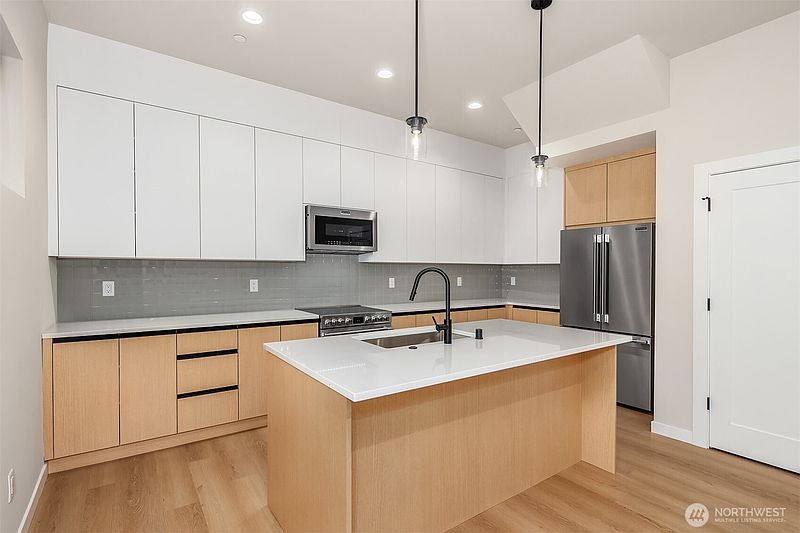 4th image of 3842 Linden Avenue N