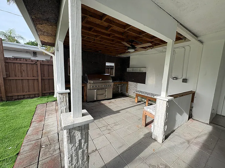 1032 NE 16th Ter — Photo 36
