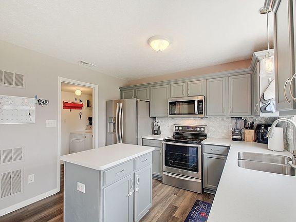 3rd image of 12365 Deerview Dr