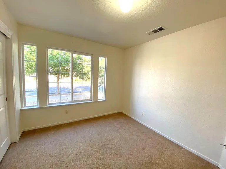3125 Campus Dr — Photo 9