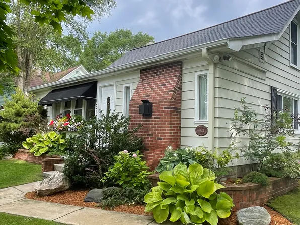212 Traverse St, Elk Rapids, MI 49629
