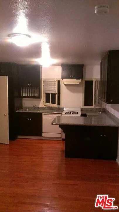 2 bed, 880 sqft, $2,900 — Photo 2