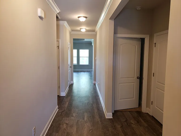 300 Addison Ct — Photo 2