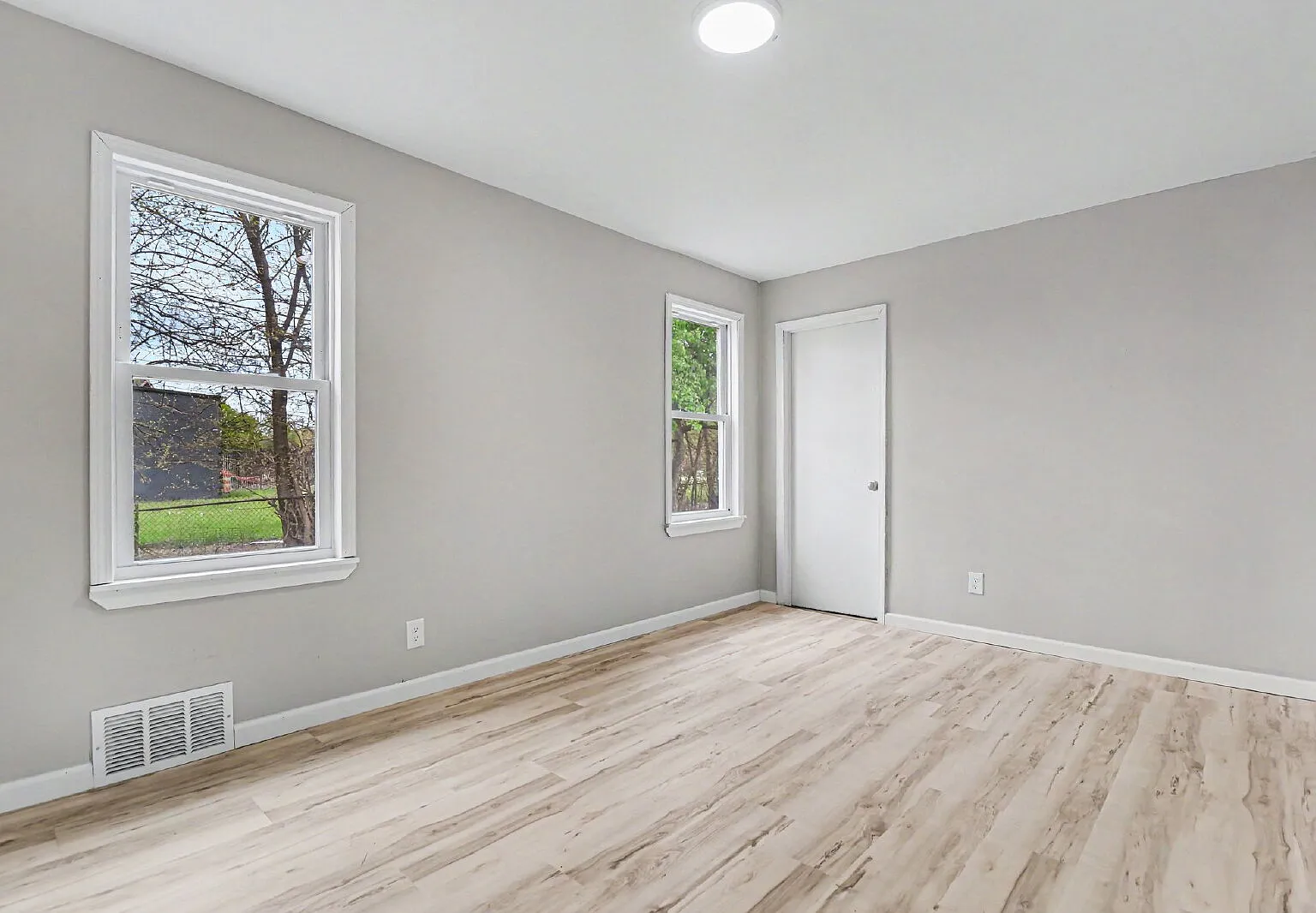 5 bed, 2.5 bath, 2048 sqft, $1,700 — Photo 4