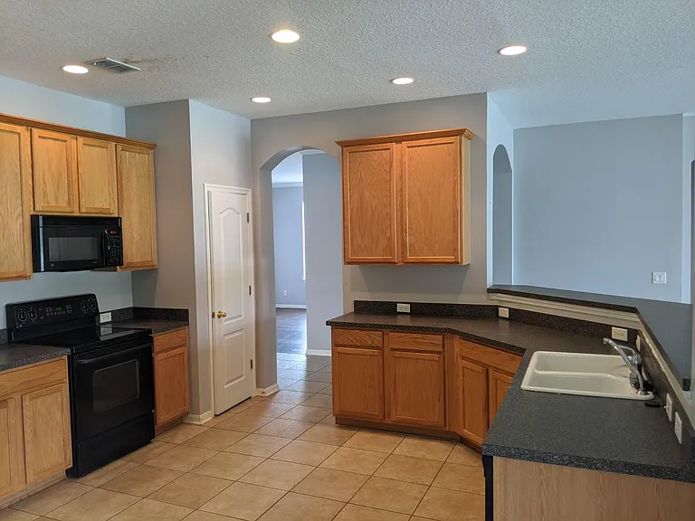 750 Lake Cove Pointe Cir — Photo 20