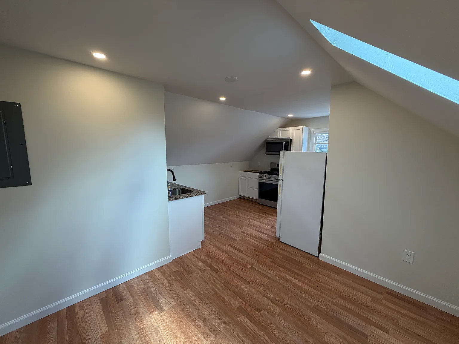 68-70 Beardsley Park Ter — Photo 3