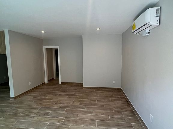 3rd image of 20301 Cohasset St APT 5