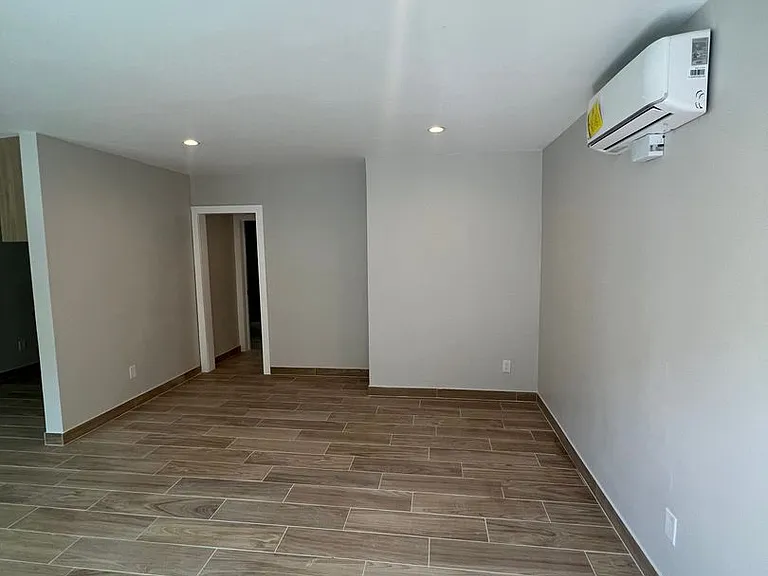 20301 Cohasset St — Photo 3