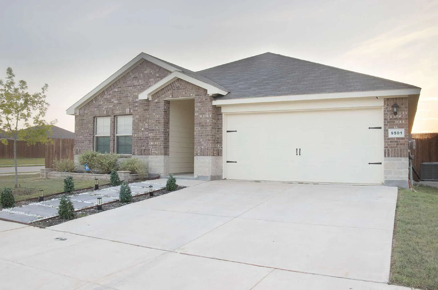 3 bed, 2.0 bath, 1875 sqft, $3,000 — Photo 2