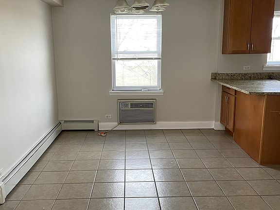 4th image of 301 Bluff Ave APT 2W