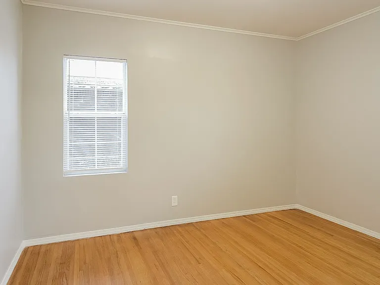 1244881_025_bedroom_13385867.jpg