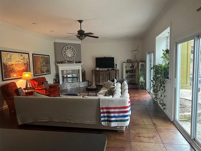 439 Brady Ln — Photo 7