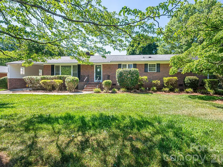 2020 Helen Dr — Photo 2