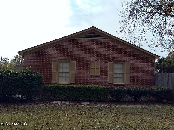 5th image of 611 Magnolia Dr