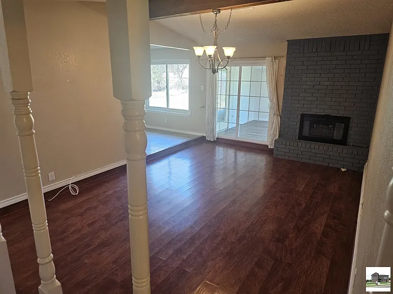 211 E Hogan Dr — Photo 13