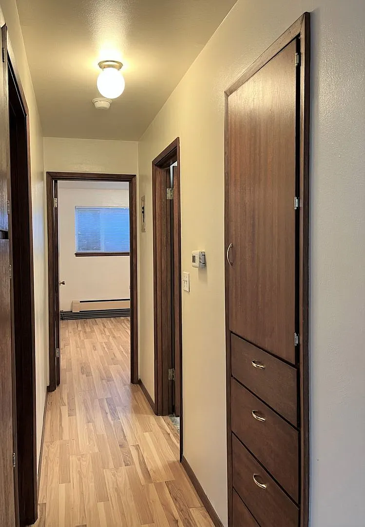 Mid-Century 2 bed 1 bath with hardwood and dishwasher. Parking included. — Photo 3