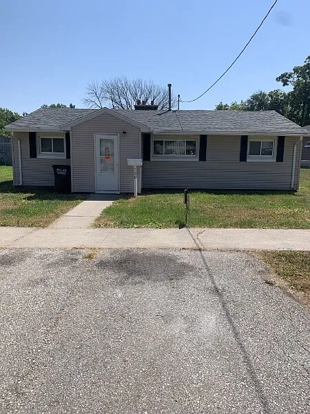 3 bed, 960 sqft, $1,300 — Photo 2