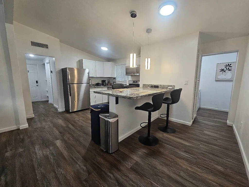 Fully Furnished Room for Rent | Private Smart-Lock Bedroom | Private Bathroom | All Utilities Inc... — Photo 2