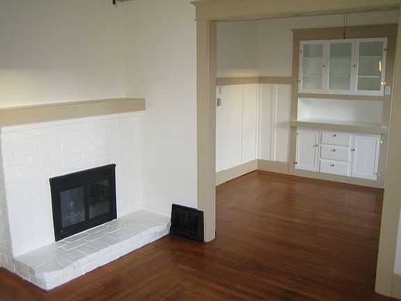 Fireplace & Dining Room (128 Moran)