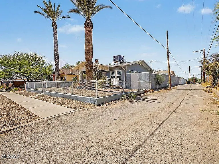 825 E Helen St — Photo 37