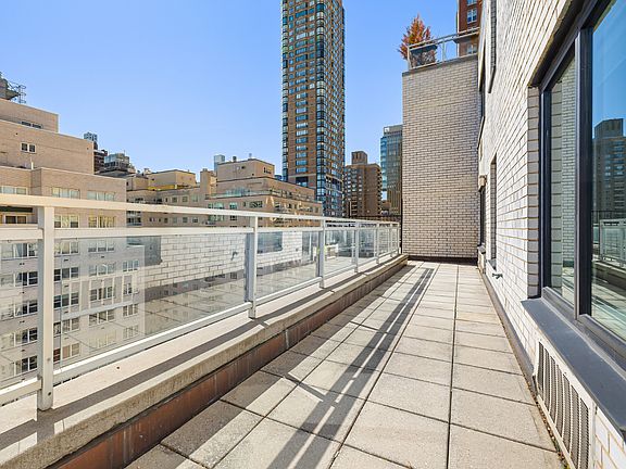 4th image of 165 E 66th St APT 17B