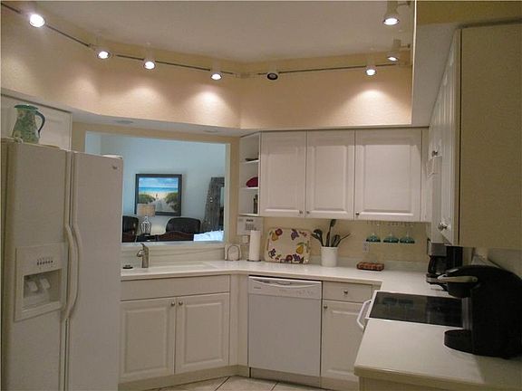 4th image of 7676 Sweetbay Cir