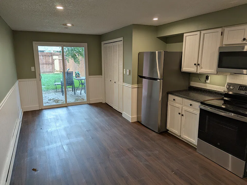 220 E Saint Clair Ave
