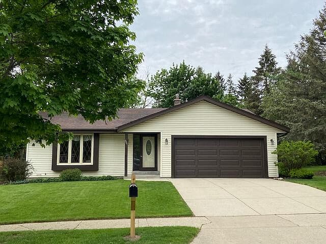 1st image of 901 Larchmont Dr