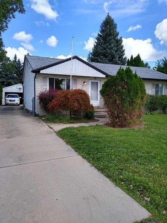 39 Eastlawn Dr photo 1