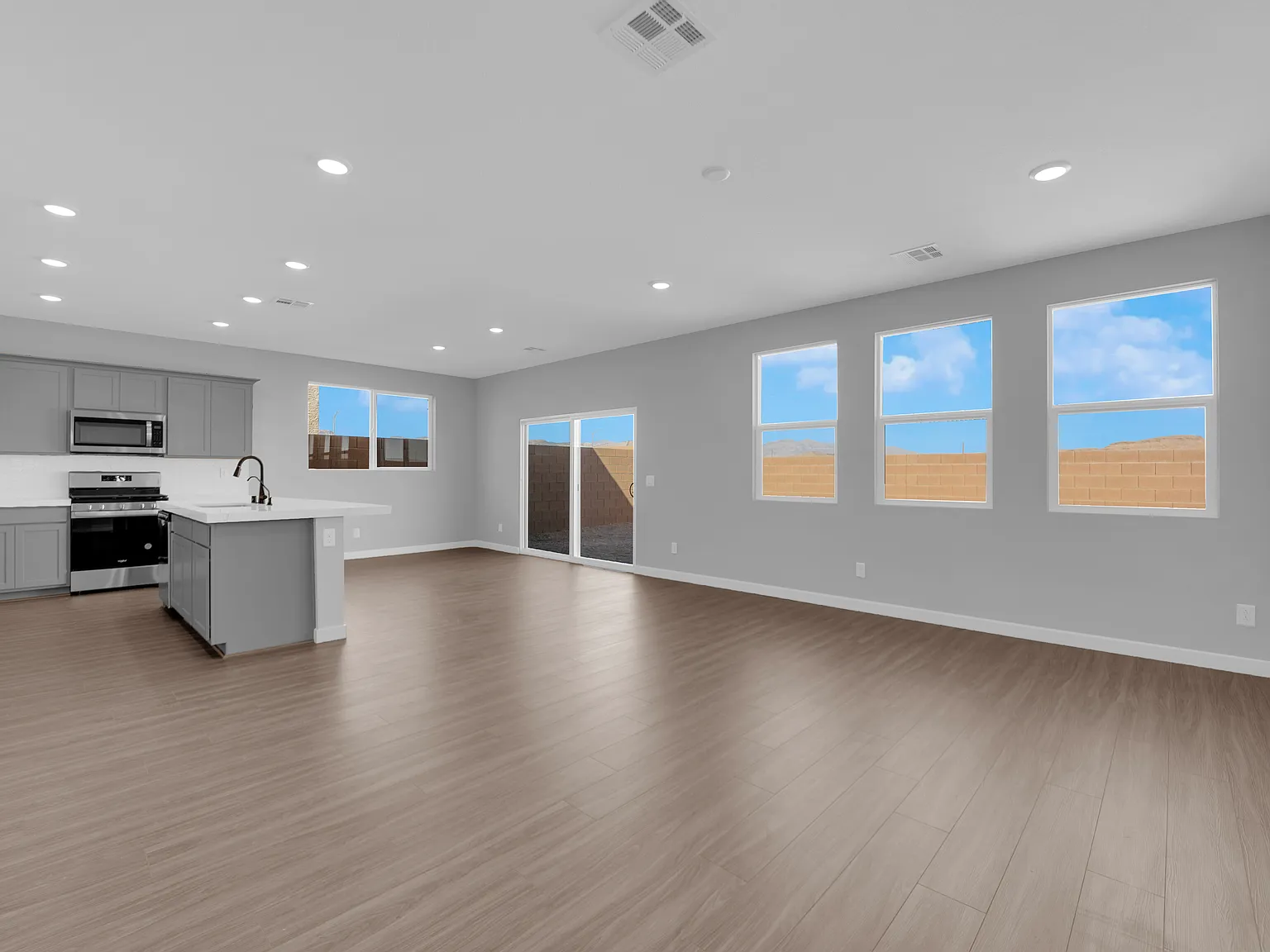 4 bed, 2605 sqft, $2,750 — Photo 2
