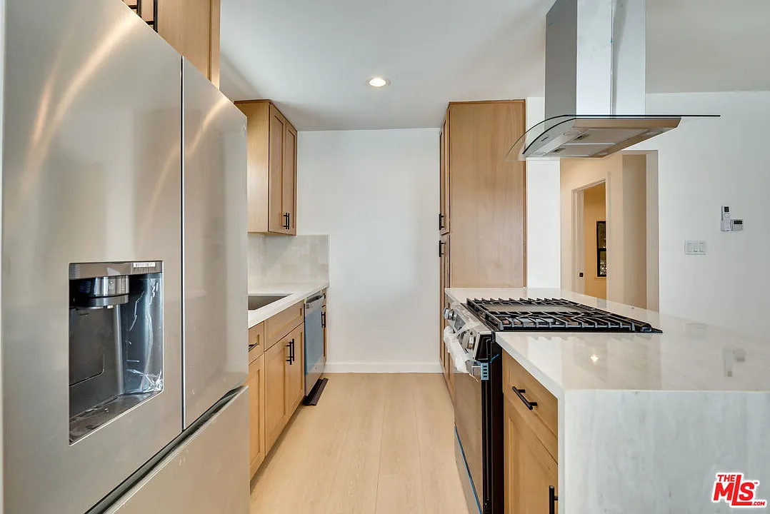 2 bed, 1.0 bath, 800 sqft, $3,700 — Photo 3