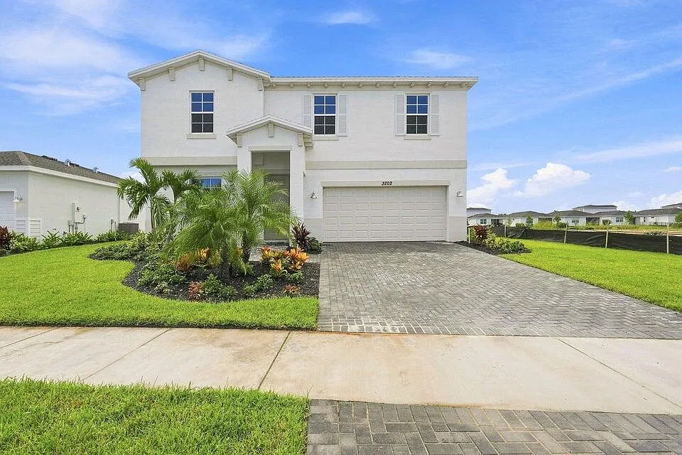4 bed, 2.5 bath, 2583 sqft, $2,700 — Photo 1