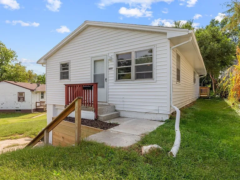 4655 Curtis Ave — Photo 2