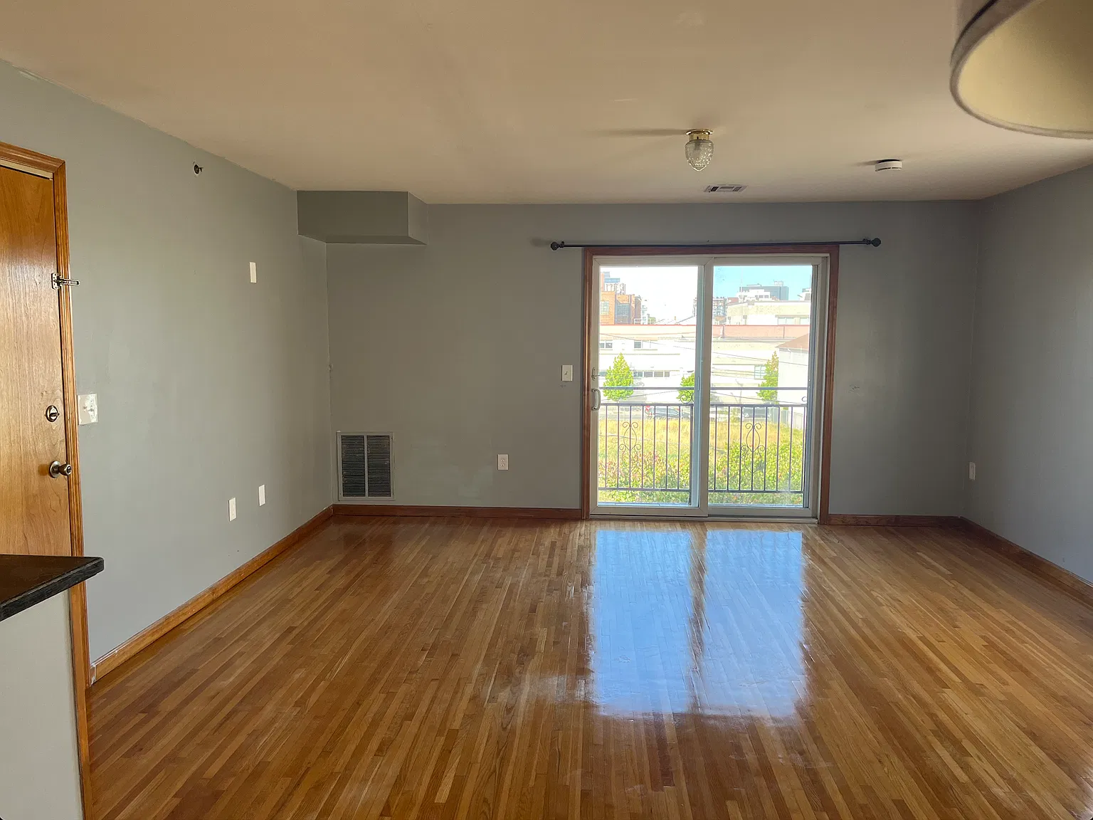 3 bed, 1500 sqft, $2,650 — Photo 2