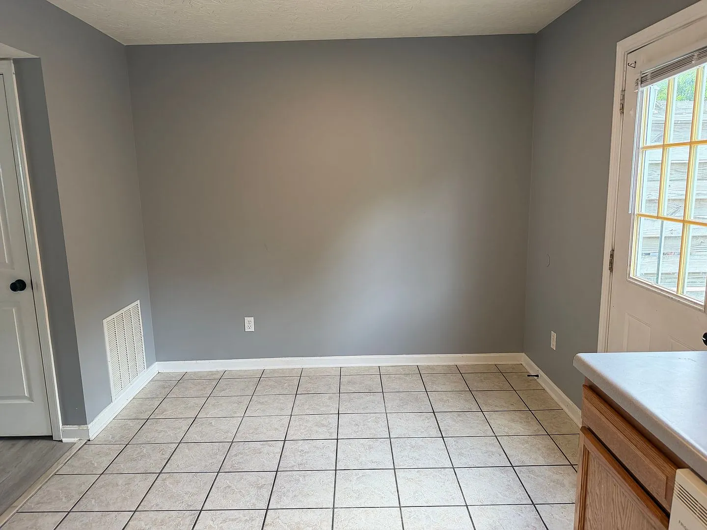 Beautiful Spacious 2 Bed Room, 1.5 Bathroom Townhome Located In Elizabethtown — Photo 4