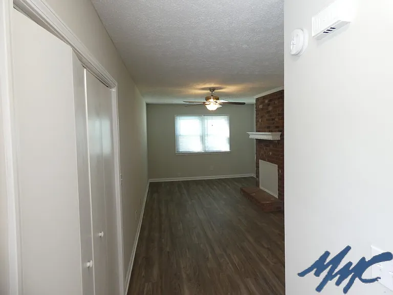 1210 Hamilton Dr — Photo 3