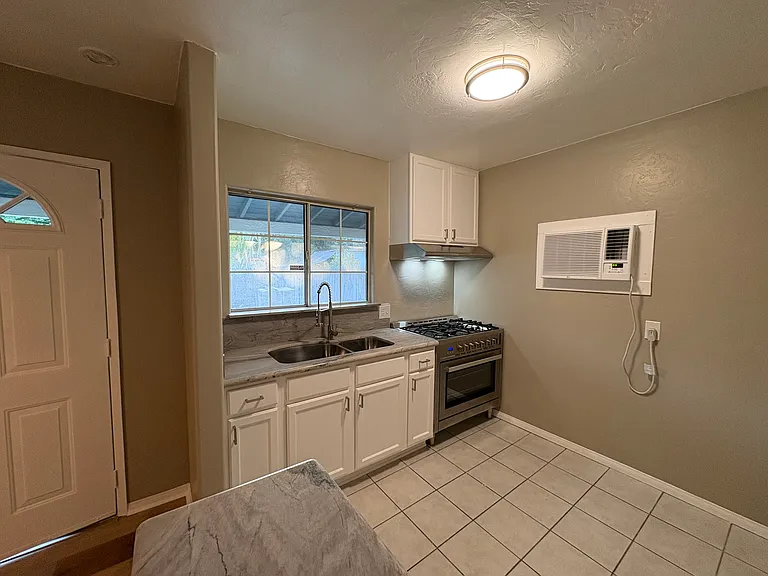 412 W B St #B — Photo 6