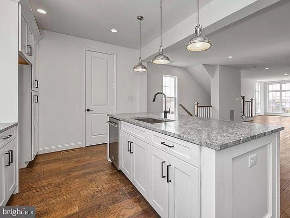 2nd image of 3223 Parade St