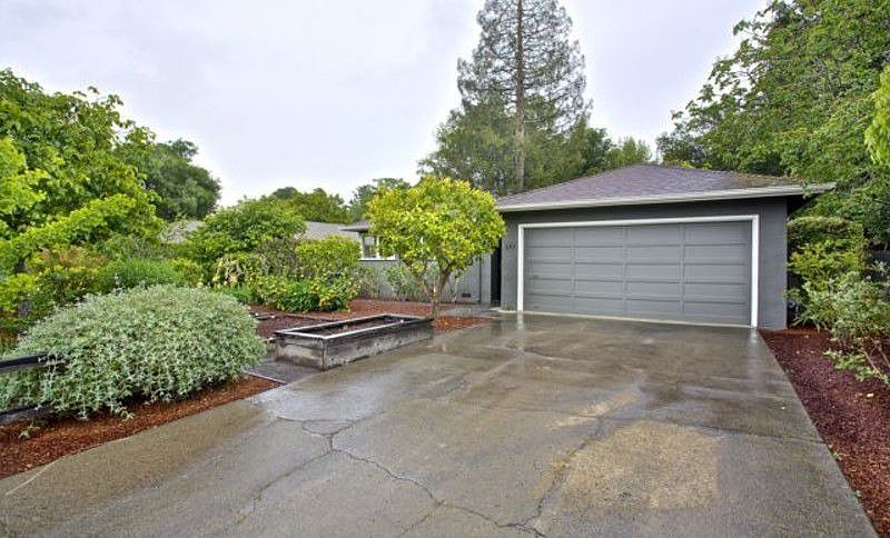 1st image of 647 Glenbrook Dr