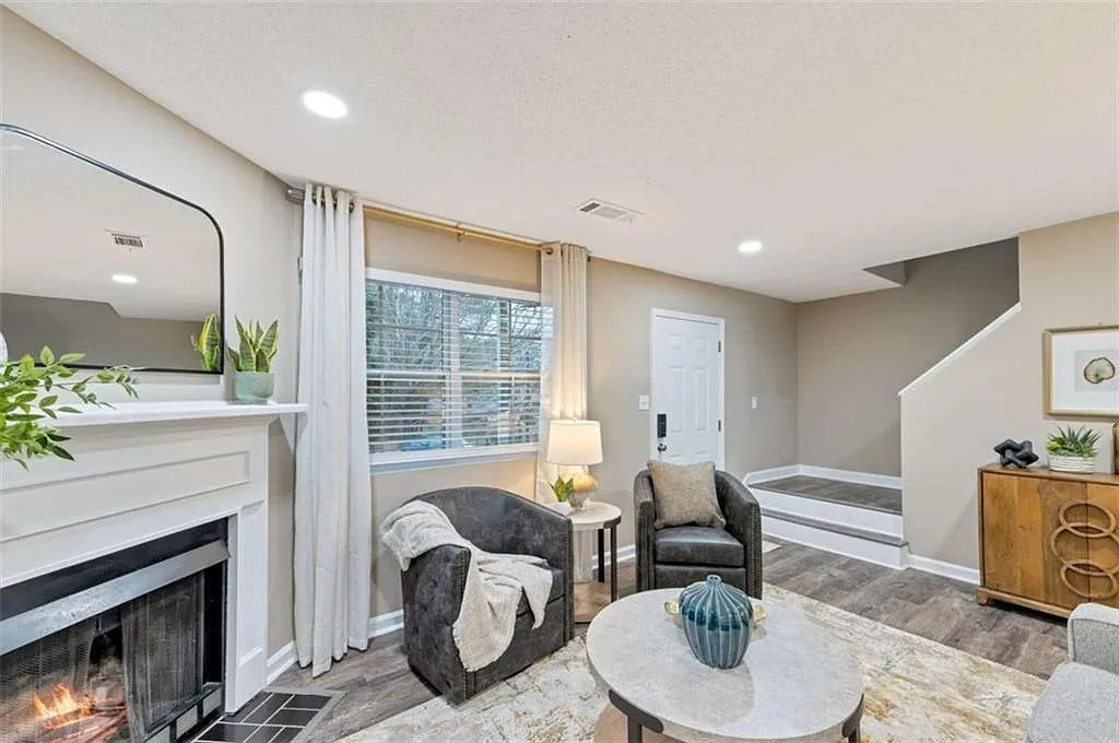 3 bed, 2.5 bath, 1800 sqft, $4,650 — Photo 3