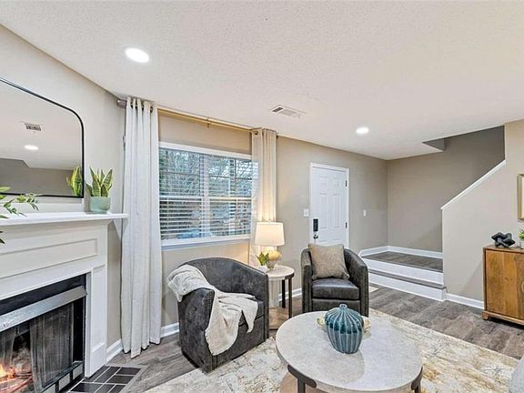 3rd image of 122 Bentley Pkwy