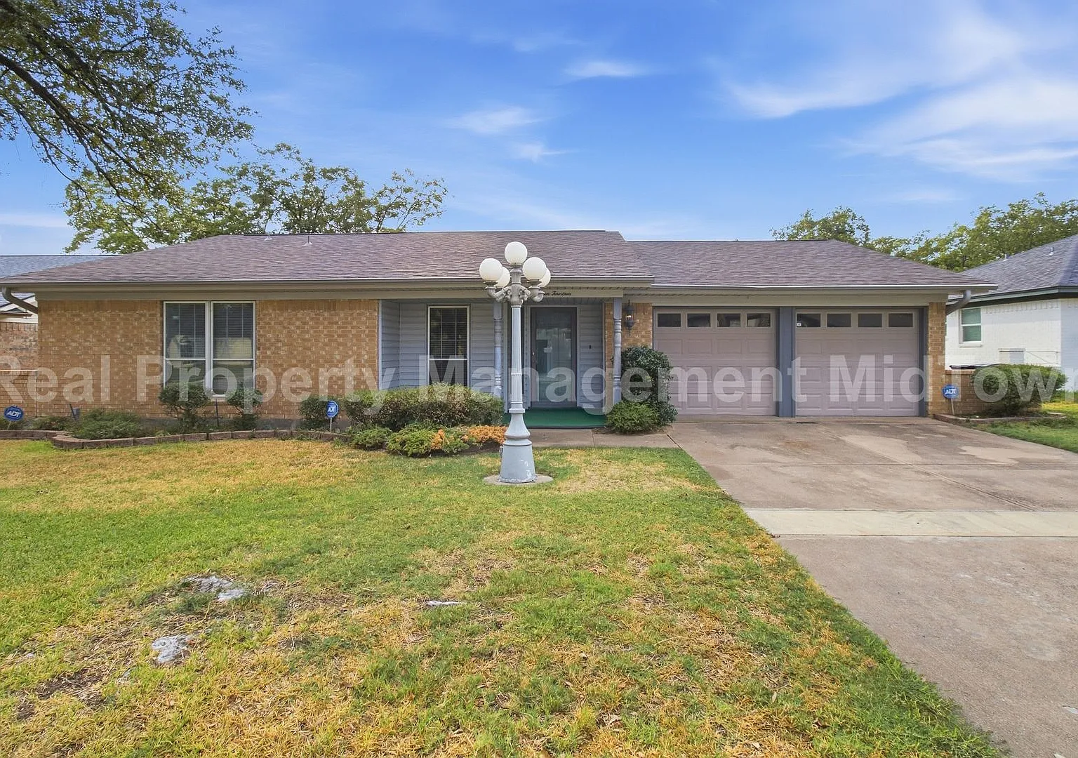 Spacious 4-Bedroom Home with Private Pool & Hot Tub — Photo 2