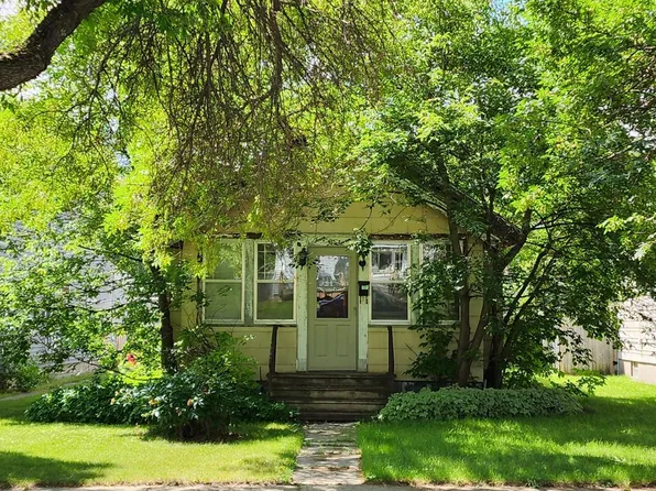 407 7th St, International Falls, MN 56649